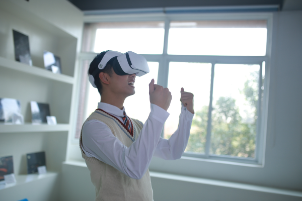 初中畢業(yè)苦累去打工，不如學(xué)技術(shù)有前途！