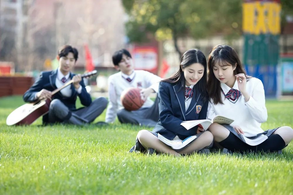 親愛的同學們: 也許此刻的你,正面臨著成績不理想,每天上文化課的痛苦與煎熬,或許你已早早輟學步入社會,去工廠飯店打工。 大多數輟學、打工的你們,都只看到了上學的累,當你們真正品嘗過社會的苦,才能理解“接受教育,是難得的可貴”。 但是沒關系,你們只是不擅長文化課學習,并不是你們不優秀,或許你們從小動手能力很強,或許你們愛好實際操作。記住文化課≠學習,暫時放棄文化課而不是放棄學習,技能成才,或許就是你的另一種可能。 獨特的教學模式,助你打開新世界 新華采用“理實一體化”的人才培養模式,注重實訓實戰,技能一項一項學,階段考核貫穿整個教學始終,全方位助力學子技能達標。 近年來,新華與各大企業強強聯合,推出校企定向班,讓新華學子在學有所成的同時,能夠平穩上崗,安心就業。 豐富專業任你選,興趣導向學得好 新華始終堅持以市場為導向辦學,積累了豐富的辦學經驗,形成了鮮明的辦學特色,專業種類齊全、師資力量雄厚。 現開設VR環境藝術全案設計、動漫游戲與影視媒體、電商直播運營、信息技術、電競運動管理等眾多特色專業,致力于打造專業技能扎實、管理運營知識豐富的綜合性人才。 新的學習模式,重拾學習興趣 新華貫徹的是理論+實踐的教學模式,在學中做,在做中學,拋開傳統的純文化課教學,讓不愛文化課的你,重拾學習的樂趣! 每年成千上萬的學生選擇新華,他們中有學習很好,但就是想提前學技能;有學習不盡人意,想換個學習軌道;有厭倦了文化課中途退學,打工后又想重新學一門技能..... 無論你是哪種狀態,新華的大門都向你敞開,歡迎你來新華參觀、咨詢,選擇自己喜歡的專業,開啟技能學習的新大門!