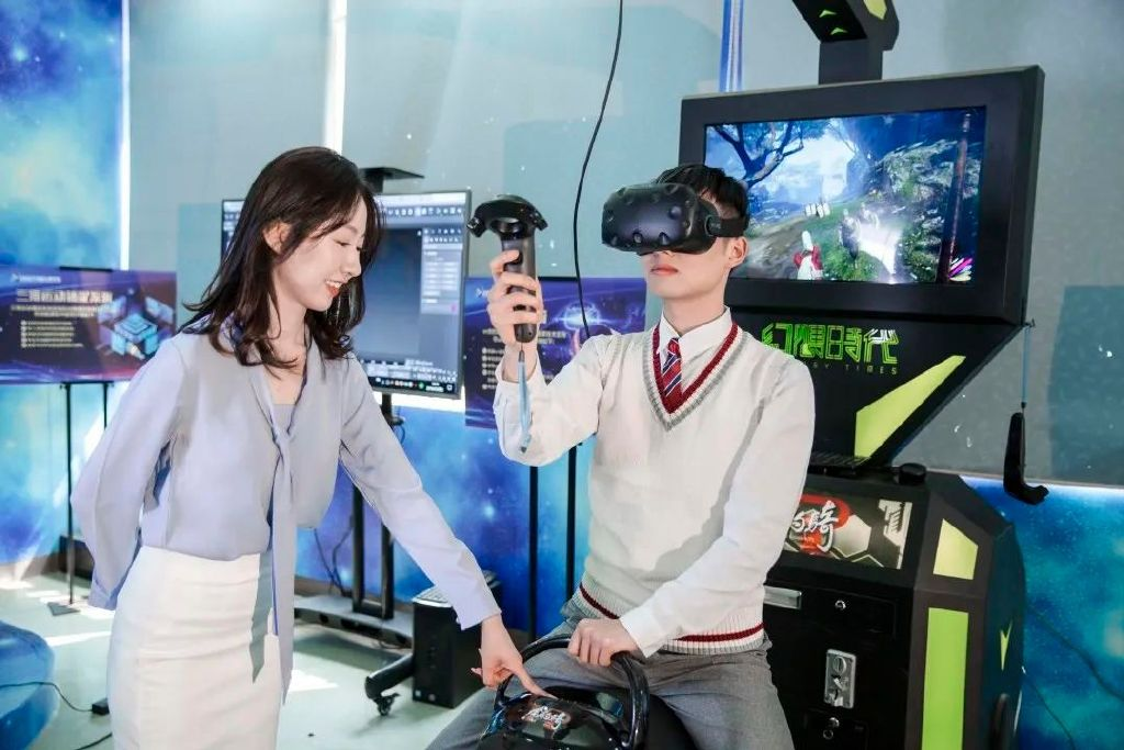 親愛的同學們: 也許此刻的你,正面臨著成績不理想,每天上文化課的痛苦與煎熬,或許你已早早輟學步入社會,去工廠飯店打工。 大多數輟學、打工的你們,都只看到了上學的累,當你們真正品嘗過社會的苦,才能理解“接受教育,是難得的可貴”。 但是沒關系,你們只是不擅長文化課學習,并不是你們不優秀,或許你們從小動手能力很強,或許你們愛好實際操作。記住文化課≠學習,暫時放棄文化課而不是放棄學習,技能成才,或許就是你的另一種可能。 獨特的教學模式,助你打開新世界 新華采用“理實一體化”的人才培養模式,注重實訓實戰,技能一項一項學,階段考核貫穿整個教學始終,全方位助力學子技能達標。 近年來,新華與各大企業強強聯合,推出校企定向班,讓新華學子在學有所成的同時,能夠平穩上崗,安心就業。 豐富專業任你選,興趣導向學得好 新華始終堅持以市場為導向辦學,積累了豐富的辦學經驗,形成了鮮明的辦學特色,專業種類齊全、師資力量雄厚。 現開設VR環境藝術全案設計、動漫游戲與影視媒體、電商直播運營、信息技術、電競運動管理等眾多特色專業,致力于打造專業技能扎實、管理運營知識豐富的綜合性人才。 新的學習模式,重拾學習興趣 新華貫徹的是理論+實踐的教學模式,在學中做,在做中學,拋開傳統的純文化課教學,讓不愛文化課的你,重拾學習的樂趣! 每年成千上萬的學生選擇新華,他們中有學習很好,但就是想提前學技能;有學習不盡人意,想換個學習軌道;有厭倦了文化課中途退學,打工后又想重新學一門技能..... 無論你是哪種狀態,新華的大門都向你敞開,歡迎你來新華參觀、咨詢,選擇自己喜歡的專業,開啟技能學習的新大門!