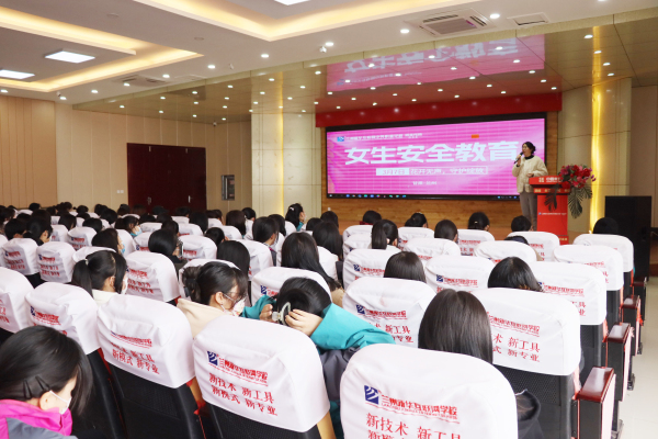 蘭州新華開展“花開無聲,守護(hù)綻放”女生安全教育講座