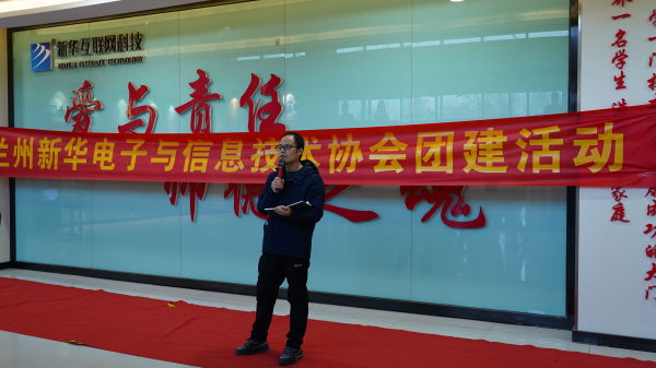 電子與信息技術協會團建—創意報紙“時裝秀”